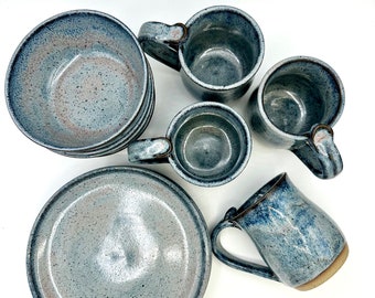 HECHO A PEDIDO/ Juego de desayuno hecho a mano de 12 piezas para 4/ vajilla de cerámica/ Cerámica de gres Frost Blue/ platos/cuencos/taza de café