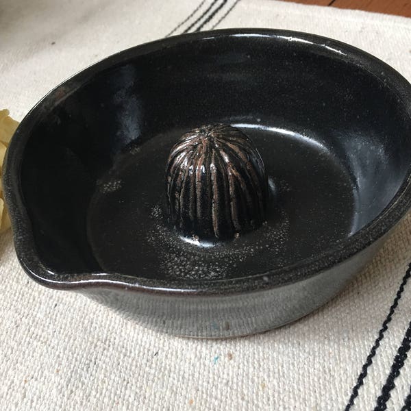 Gres limón / exprimidor de cítricos / Colecciones coloniales Gres / Platos negros / exprimidor / cerámica hecha a mano / Cerámica TN / negro rústico