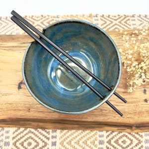 Ramenskål i stengods/skål med ätpinnar/nudelskål/handgjord risskål i keramik/stengods/väderbehandlat blått köksredskap/handgjorda tallrikar