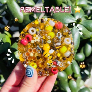 REMELTABLE bee hive Pick’n Poppers - Picky Pad - 3-in-1 Pick, Make, Then Wear! Beaded pick pad turns into charm bracelet