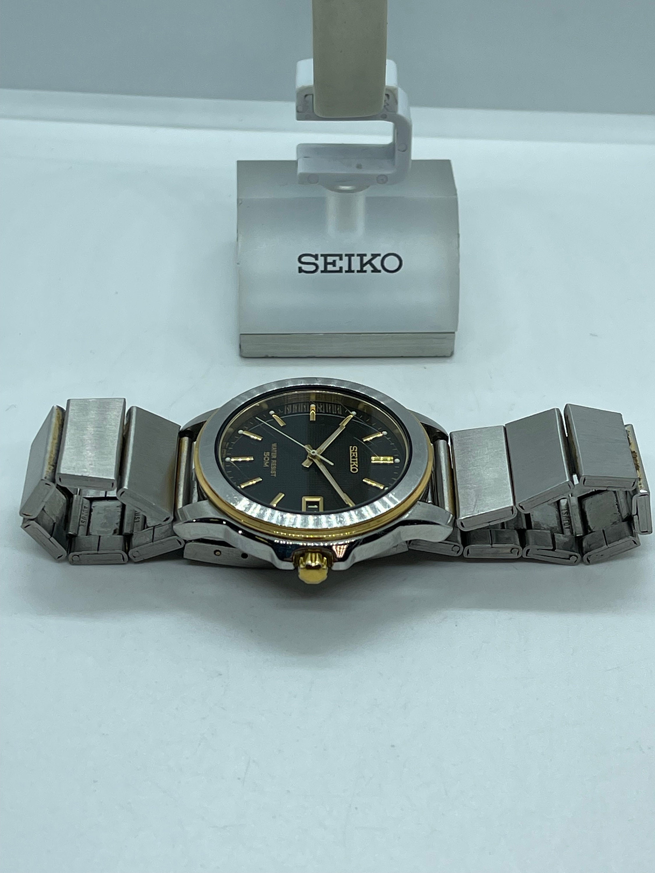 ＼半額SALE／ Wrist Rare Vintage V742-8119 Quartz Seiko Watch WR Day Japan 小物