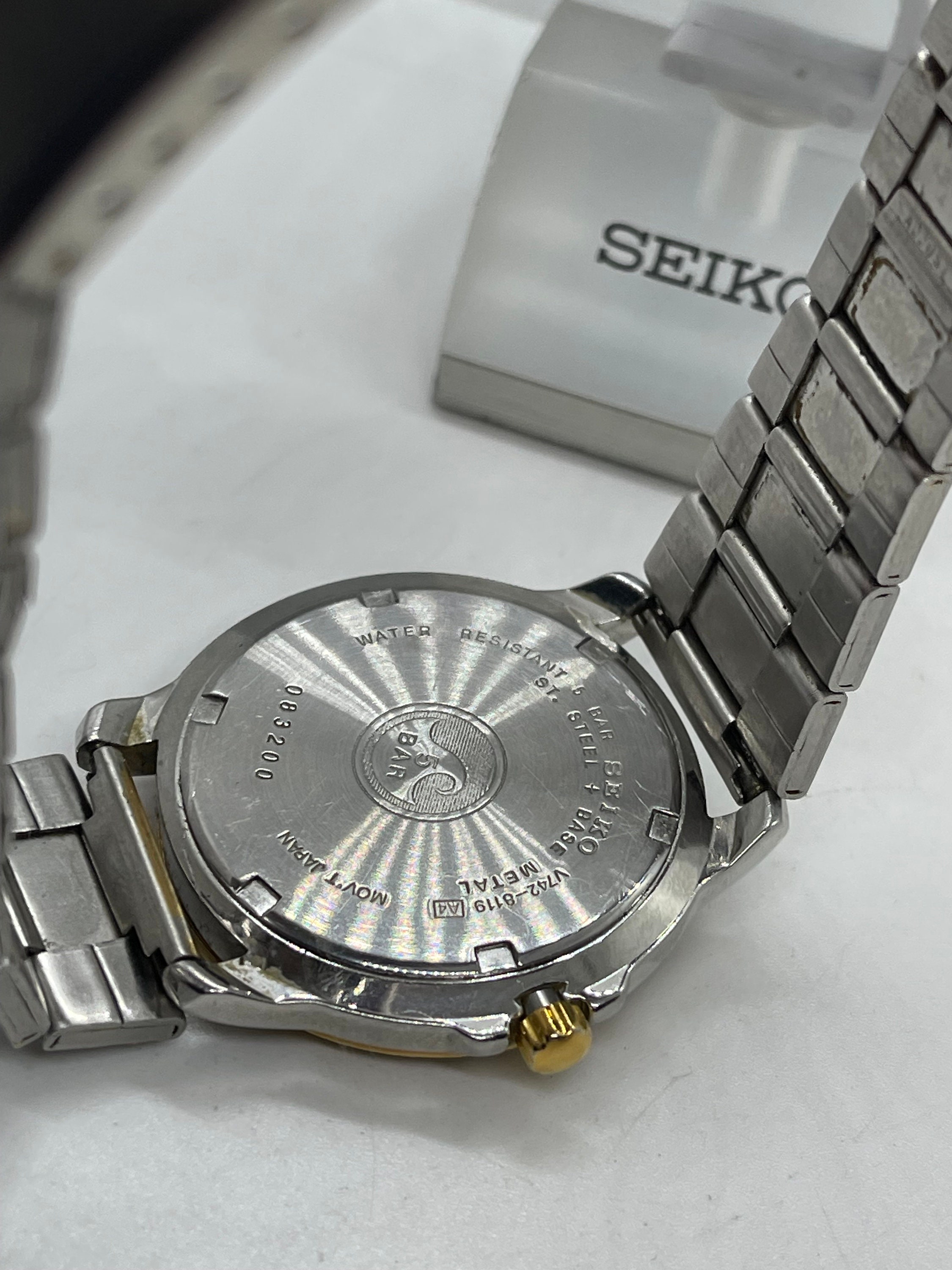 Seiko Quartz V742-8119 Vintage Rare Wrist Watch Japan Day WR 5 Bar