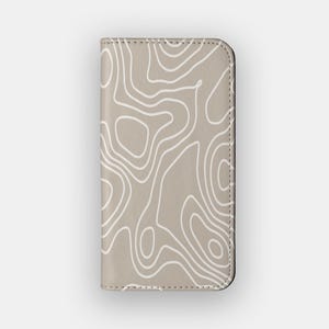 Funda billetera abstracta con líneas color crema / Funda tipo libro de piel vegana con líneas geométricas / Compatible con iPhone 16, 15, 14 y 13, y Samsung Galaxy S25, S24, S23 y S22