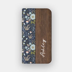 Portefeuille bleu marine à fleurs dispersées | Feuille de protection aquarelle florale | Compatible avec les iPhone 16, 15, 14, 13, Samsung Galaxy S25, S24, S23, S22