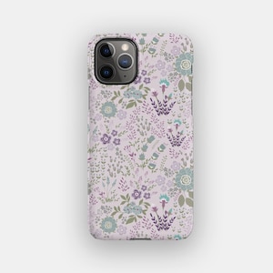 Lilac Scattering Handyhülle - Weiche Aquarell Blumen iPhone 16 Hülle | Für iPhone 16, iPhone 15, iPhone 14, iPhone 13 - Option MagSafe