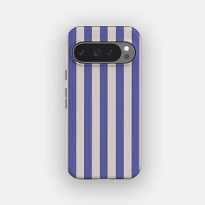 Op de afbeelding: Een smartphonehoesje met een verticaal streeppatroon in afwisselende tinten donkerblauw en lichtbeige. Het hoesje heeft aan de bovenzijde een horizontale uitsparing voor de cameramodule, met daarin meerdere ronde lenzen en een flitser.