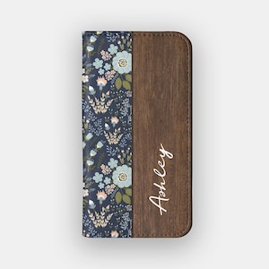 Portefeuille bleu marine à fleurs dispersées | Feuille de protection aquarelle florale | Compatible avec les iPhone 16, 15, 14, 13, Samsung Galaxy S25, S24, S23, S22