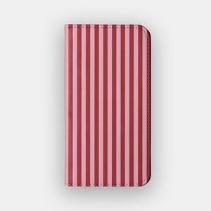 Op de afbeelding: Een rood en roze gestreepte telefoonhoes met een gestikte rand.