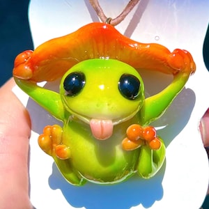 Colar Sapo.Sapo Feliz. Pingente Chapéu Chanterelle. brilham no escuro amantes de répteis