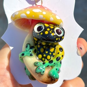 Colar de Sapo. Sapo venenoso exótico + pingente de cogumelo Amanita Warpy. Amantes de répteis que brilham no escuro.