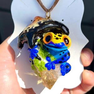 Colar de sapo. Sapo venenoso feliz em cogumelo Inkycap, cordão de contas de réptil com citrino que brilha no escuro.