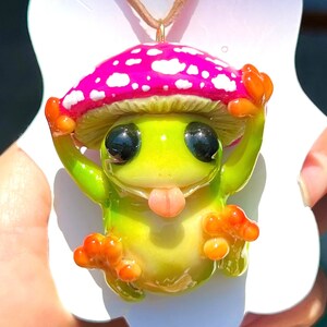 Colar Sapo. Pingente de Chapéu Amanita Sapo Feliz. brilham no escuro amantes de répteis