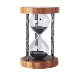 Puede incluir: Un reloj de arena de madera con arena negra y un marco de metal plateado. El reloj de arena está sobre una base de madera.