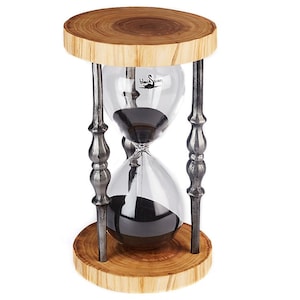 Puede incluir: Un reloj de arena de arena negra con una base de madera y detalles de metal plateado. El reloj de arena está sobre una base de madera con el texto "Black Swan" en el vidrio.
