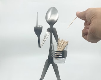 Figura de arte de metal con tenedor y cuchara / Decoración divertida para escritorio / Hombre que hace girar el pájaro con vaso de chupito / Portapalillos / Regalo de broma único para él