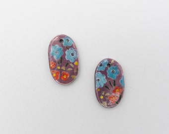 Dúo de cuentas de flores de cerámica esmaltada: colgantes artesanales, pintados a mano y coloridos en porcelana