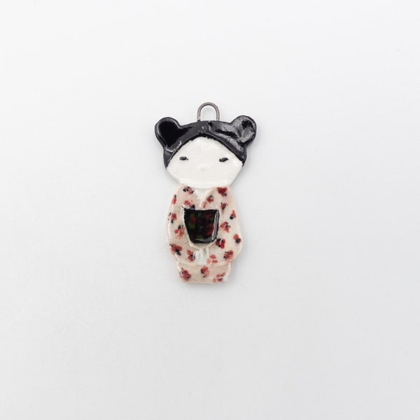 Pendentif  Kokeshi, poupée japonaise, porcelaine émaillée peinte à la main, bleu