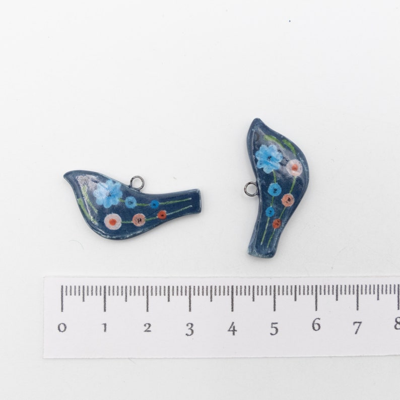 Vogelhangers van keramiek, aan beide zijden met de hand beschilderd, ideaal voor het maken van oorbellen en andere sieraden. afbeelding 4