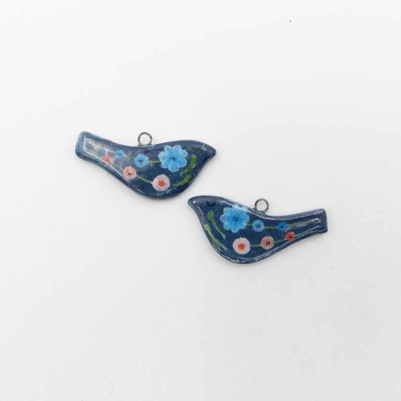 Vogelhangers van keramiek, aan beide zijden met de hand beschilderd, ideaal voor het maken van oorbellen en andere sieraden. afbeelding 1