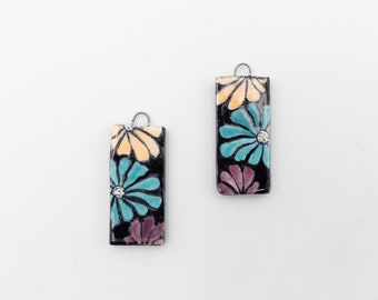 2 glazed ceramic beads decorated with hand-painted flowers