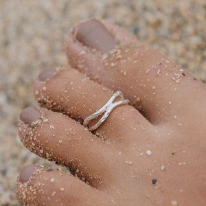 Anillo del dedo del pie de onda profunda en capas de Pineapple Island / anillo del dedo del pie plateado, joyería ajustable Surfer Chic, diseño hecho a mano y elegante