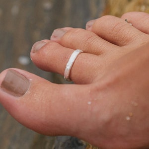 Anillo del dedo del pie minimalista texturizado de Pineapple Island / Anillo del dedo del pie plateado, prepare los dedos de los pies para la playa / Joyería hecha a mano