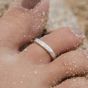 Anillo minimalista con ondas para el dedo del pie de Pineapple Island: Anillo con ondas ajustable y grabado para un look boho playero, abraza el anillo para el dedo del océano