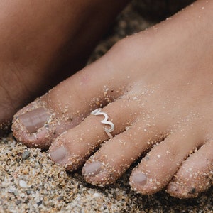 Anneau d'orteil vague déferlante par Pineapple Island | Bague d'orteil plaquée argent conçue comme l'accessoire de plage parfait | Anneau d'orteil style surfeur