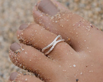 Anneau d'orteil à vagues profondes superposées par Pineapple Island | Bague d'orteil en métal argenté, bijoux ajustables surfeur chic, design élégant et fait main