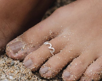 Anneau d'orteil vague déferlante par Pineapple Island | Bague d'orteil plaquée argent conçue comme l'accessoire de plage parfait | Anneau d'orteil style surfeur
