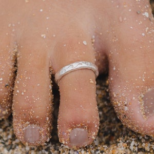 Minimalistische Wave Toe Ring van Pineapple Island: Verstelbare gegraveerde Wave Ring voor een Boho Beach Look, Embrace the Ocean Toe Ring afbeelding 2