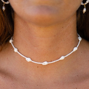 Rahayu Tiny Shell Halskette - Handgemachter Perlen Choker Minimalist Surf, verstellbarer Strandschmuck