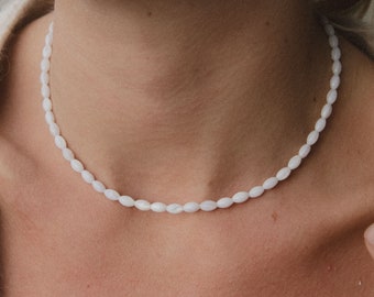 Collier de perles de rocaille en nacre | Collier de perles fait main par Pineapple Island : bijoux de plage style surfeur