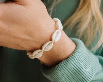 Bracelet coquillage livadi par Pineapple Island | Bracelet fait main en coquillages cauris, bijoux inspirés de l'océan | Cadeau parfait pour elle | Bracelet océan