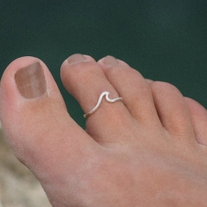 Anillo del dedo del pie plateado para chicas surfistas - Diseño minimalista hecho a mano por Pineapple Island / Joyería hecha a mano delicada, anillo del dedo del pie ajustable