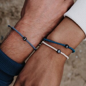 Pulsera con inicial Samsara de Pineapple Island / Pulsera de la amistad tejida a mano inspirada en los surfistas, pulsera apilable totalmente ajustable