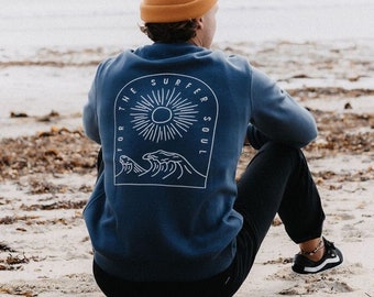 Surfer Soul Vibes : sweat-shirt en coton bio à imprimé surf bohème par Pineapple Island | Sweat-shirt confortable fabriqué à partir de matériaux recyclés