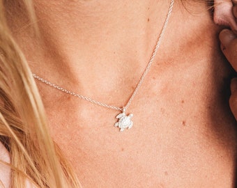 Collier tortue de mer Asri - Bijoux surfeur chic faits main pour un look estival bohème par Pineapple Island | Collier fait main délicat pour elle