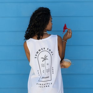 Umweltfreundliches weißes Tank Top für Sommer Vibes, Surf Siebdruck von Pineapple Island | Trendige Unisex Fit Weste aus Bio-Baumwolle