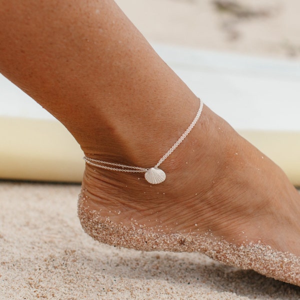 Bracelet de cheville tendance Asri Shell - Bracelet de cheville en superposition de coquillages par Pineapple Island | Surfer Chic, bracelet de cheville fait main pour la plage