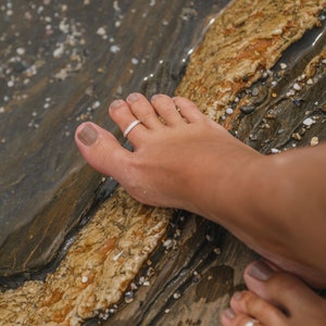 Bague d'orteil texturée minimaliste par Pineapple Island Bague d'orteil en plaqué argent, préparez vos orteils pour la plage Bijoux faits main image 3