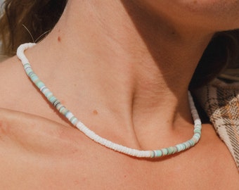 Collier surfeur fait main avec coquillages puka et perles | Bijoux de plage bleus, collier fait main de style bohème par Pineapple Island