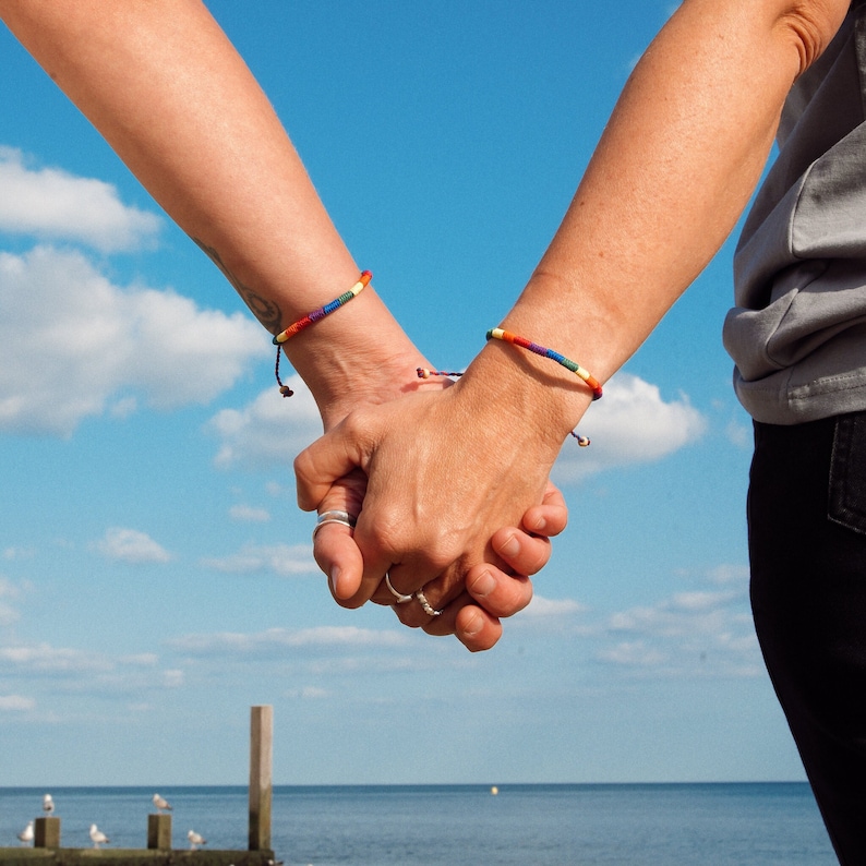 Proprio come noi Bracciale Pride intrecciato di Pineapple Island / Gioielli intrecciati fatti a mano, Bracciale Rainbow Pride / Bracciale Pride LGBTQ immagine 1