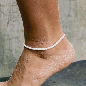 Tobillera de conchas Puka: Pulsera de tobillo estilo surfista, joyería hecha a mano