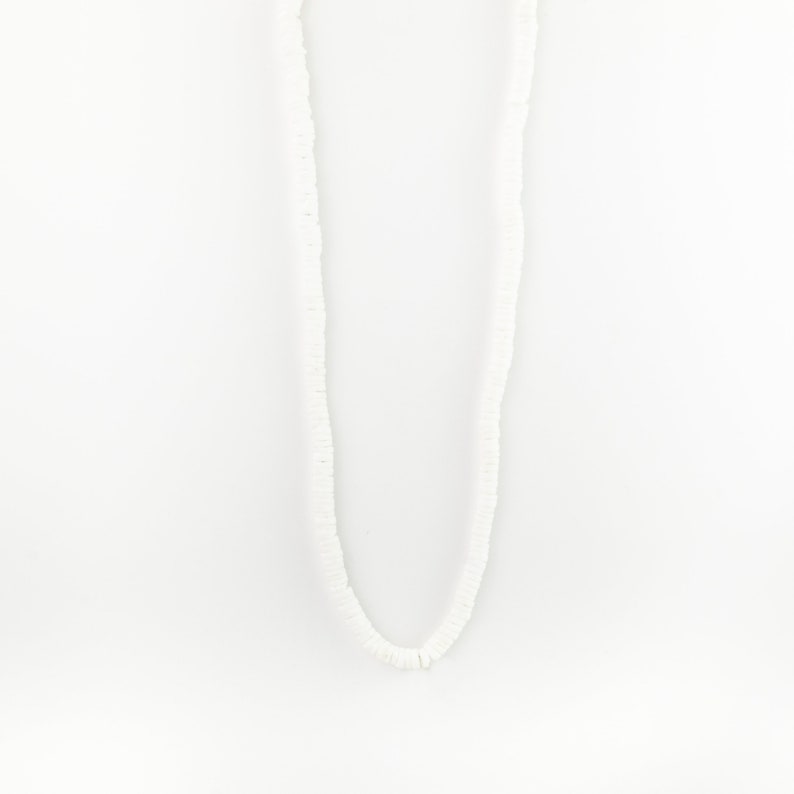 Collier coquillage puka par Pineapple Island Bijoux d'été uniques fabriqués à la main Bijoux surfeurs élégants faits main pour une ambiance de plage parfaite White