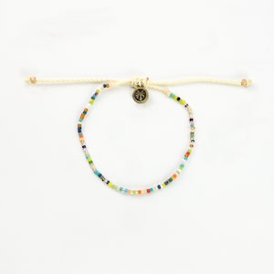 Bracelet de perles minimaliste : bijoux faits main pour femme Style bohème de l'île aux ananas, cadeau de bracelet fait main pour elle Rainbow