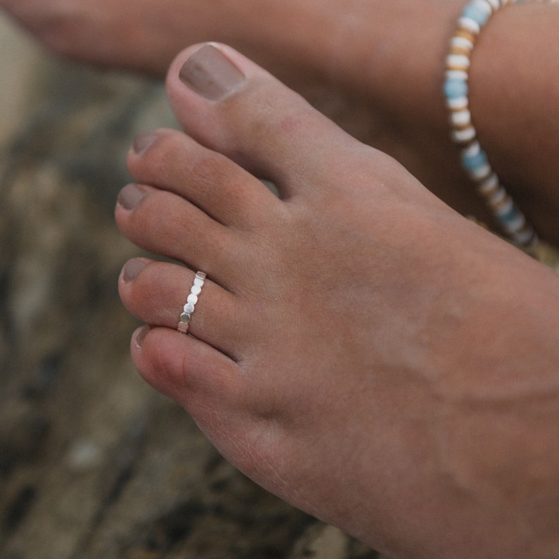 Anillo de dedo con cuentas planas: Anillo de dedo ajustable de Pineapple Island, estilo minimalista bañado en plata. Un anillo imprescindible para el dedo del pie. Regalo perfecto para ella imagen 1