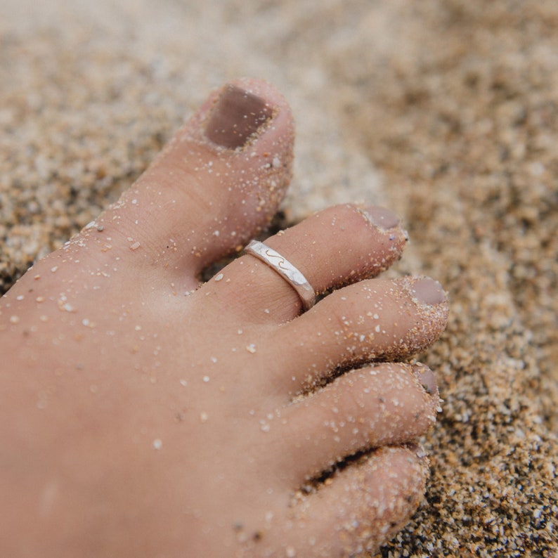 Minimalistische Wave Toe Ring van Pineapple Island: Verstelbare gegraveerde Wave Ring voor een Boho Beach Look, Embrace the Ocean Toe Ring afbeelding 1