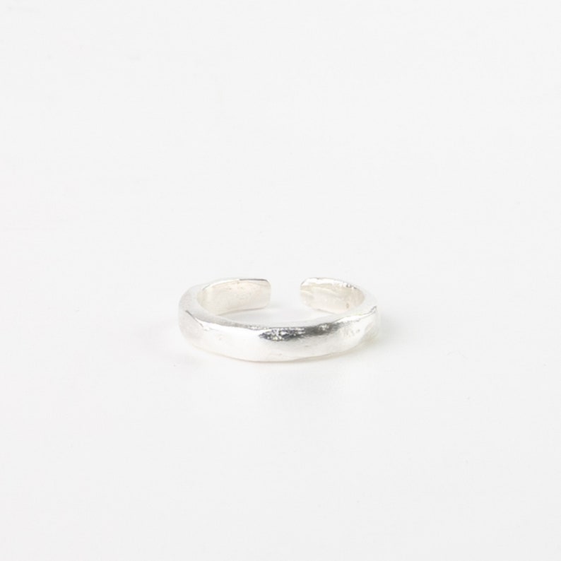 Textured Minimalist Toe Ring by Pineapple Island Silver Plated Toe Ring, Get Your Toes Beach-Ready Handmade Jewelry 画像 2