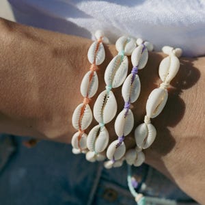 Handmade Cowrie Shell Bracelet: Ocean-Inspired Beach Jewelry